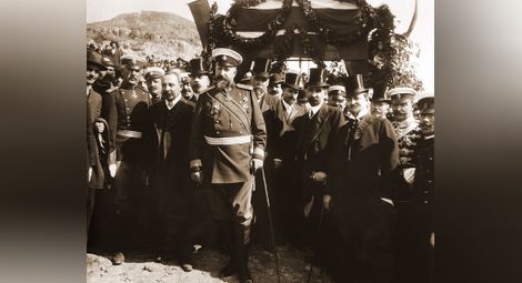 Цар Фердинанд I, премиерът Александър Малинов и други официални лица при обявяването на независимостта на България.					     Снимка: lostbulgaria.com