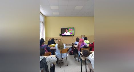 Светльо от БиТиВи чете „Серафим“  пред учениците от „Йордан Йовков“