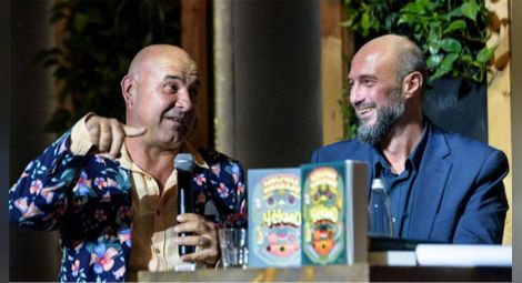 Момчил Николов /вдясно/ с прототипа на главния герой Чекмо в едноименния роман.