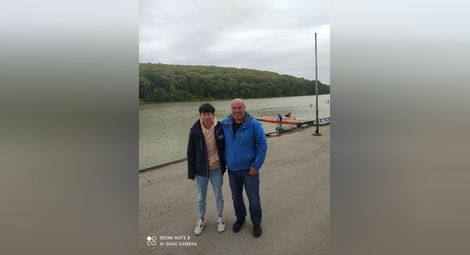 Евгени Недев и Чжо Куон на езерото в Николово. Снимка: Утро