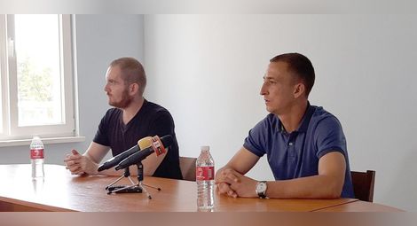 Деян Йорданов /вляво/ и треньорът Мартин Цирков гледат в една посока - към Втора лига.