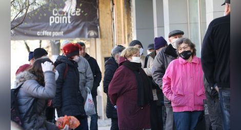 Изплащат пенсиите за октомври с допълнителните 120 лева