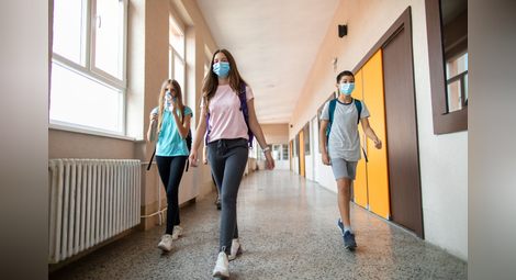 МОН: Директори и учители имат право да не пускат деца над IV клас без маски в училище