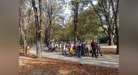 Деца от СУ "Възраждане" усвояваха градската разходка като техника за релакс