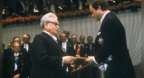 Лауреатът Елиас Канети получава най-високото световно признание за литература.                          Снимка: pinterest.com