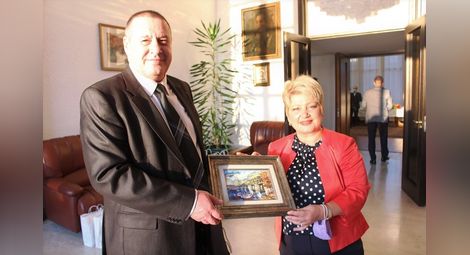 По време на срещата си с посланик Бръндуша Предеску през септември областният управител Борислав Българинов й подари картина с Дунав мост.				 Снимка: ОА