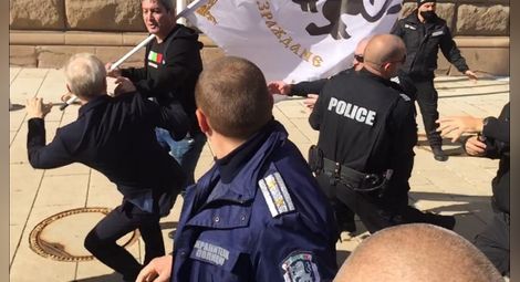 Протестиращ удря служебния министър Денков