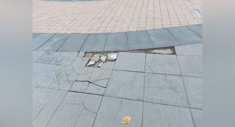 Плочките на централния площад са грозно напукани и начупени.                          Снимка: Авторът