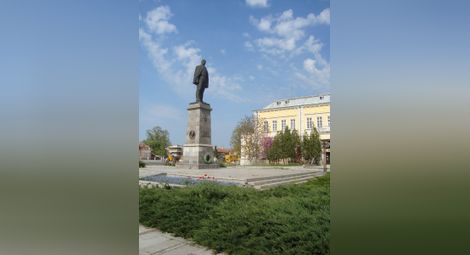 Паметникът на Дочо Михайлов в Силистра.