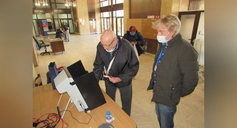 Участници в демо гласуването в Русе: Не е трудно, но трябва да се внимава