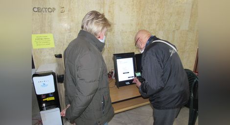 Участници в демо гласуването в Русе: Не е трудно, но трябва да се внимава