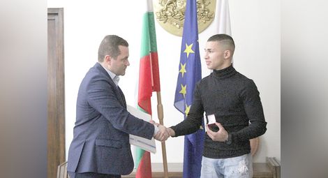Кметът Пенчо Милков посрещна в кабинета си Радослав Росенов и Съби Събев.			Снимка: Община Русе
