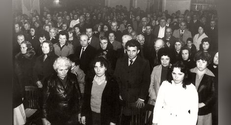 Тържественото откриване на Земляческата среща в салона на Читалище „Димитър Генков“, Никола Георгиев Попниколов (пети ред, отдясно наляво трети), Поликрайще, 5 ноември 1981 г.
