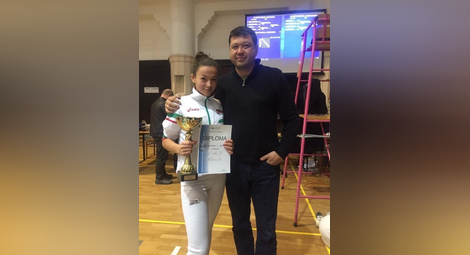 Със заря и мажоретки посрещнаха новата Мис България Сара Младенова в родния ѝ Шумен