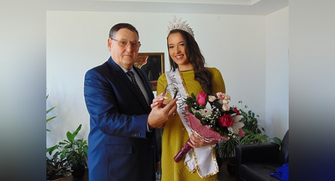 Със заря и мажоретки посрещнаха новата Мис България Сара Младенова в родния ѝ Шумен