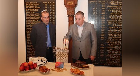 Българинов запали третата свещ на големия еврейски празник ханука