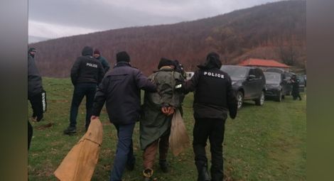 Прокуратурата повдигна 3 обвинения на мъжа от Сърница, стрелял по съседа си