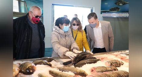 Зам.областният управител Синан Хебибов се включи във вчерашните проверки на продажбата на риба за Никулден. Снимка: ОА