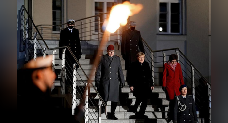 Германската армия изпрати Меркел с парад и пънк музика (СНИМКИ/ВИДЕО)