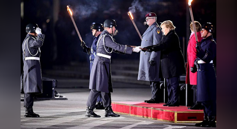 Германската армия изпрати Меркел с парад и пънк музика (СНИМКИ/ВИДЕО)