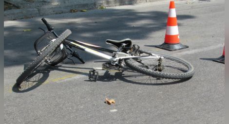 Пиян с колело изскочил внезапно пред кола на трилентов път