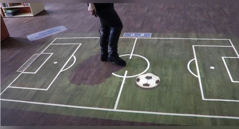 Дори и футбол може да се играе на магичния под. Снимка: РБ „Л.Каравелов“
