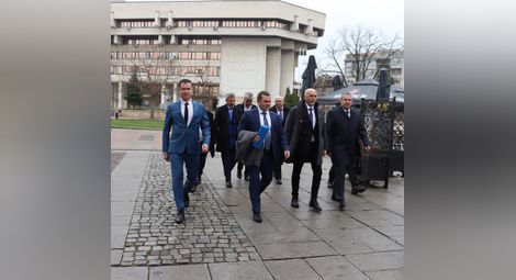 Министър Николай Събев се срещна с областния управител Борислав Българинов и кмета Пенчо Милков, които после го придружиха до зала „Европа“, където се проведе дискусията.                                                      Снимка: ОА