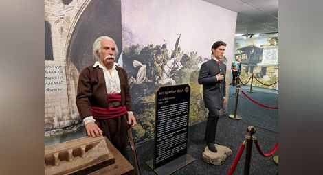 Колю Фичето и Панайот Волов посрещат в Музея на восъчните фигури в Бяла