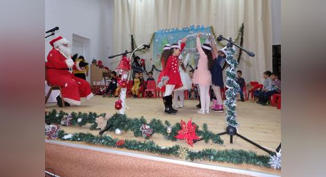 Дядо Коледа раздаде подаръци на децата в Долна Студена /галерия/