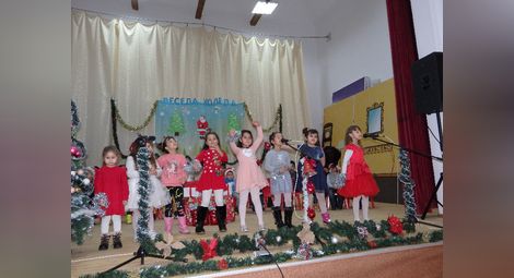 Дядо Коледа раздаде подаръци на децата в Долна Студена /галерия/