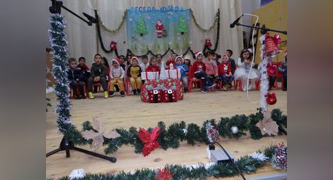 Дядо Коледа раздаде подаръци на децата в Долна Студена /галерия/