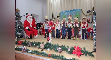 Дядо Коледа раздаде подаръци на децата в Долна Студена /галерия/