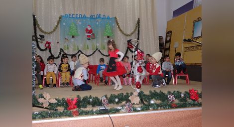 Дядо Коледа раздаде подаръци на децата в Долна Студена /галерия/