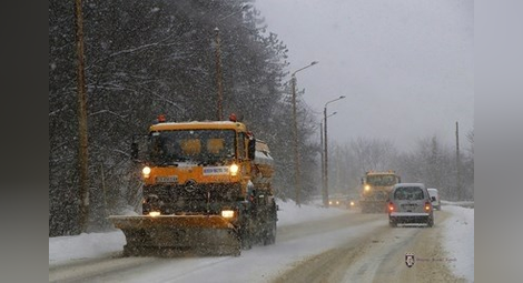 Усложнена е пътната обстановка в Централна и Северна България заради снеговалеж