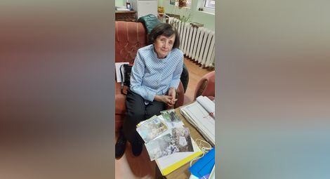 Величка Кадъкьовлиева дари още снимки и документи на Архива