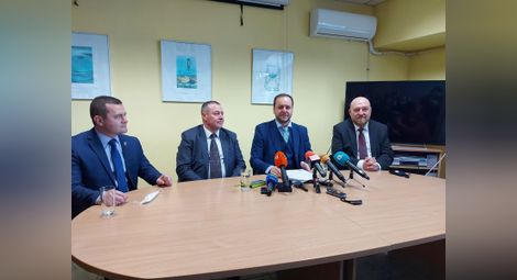 Отляво надясно: кметът Пенчо Милков, областният управител Борислав Българинов, министър Борислав Сандов и директорът на РИОСВ-Русе Анатоли Станев.                         Снимка: Авторът