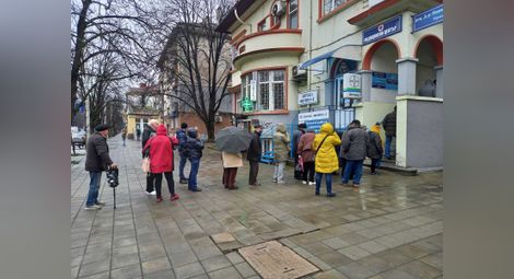 Опашка за ваксиниране пред Медицински център 1 на улица „Борисова“ в Русе в събота.                   Снимка: „Утро‘