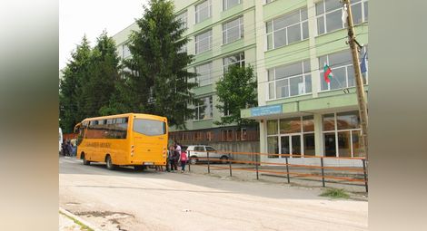 Учителите в Две могили стачкуват срещу възстановения директор Вълков
