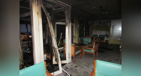 Пластмасовата дограма на входа е деформирана от огъня, изгорели са и завеси. 			Снимки: Русе Медиа