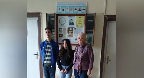 Майката на Антон - Иванка Петрова, с Алисия Атанасова и Виктор Василев.  Снимка: БНТ