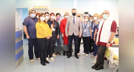 Зам.областният управител Синан Хебибов подкрепи медиците от „Медика Русе“.                                                          Снимка: ОА