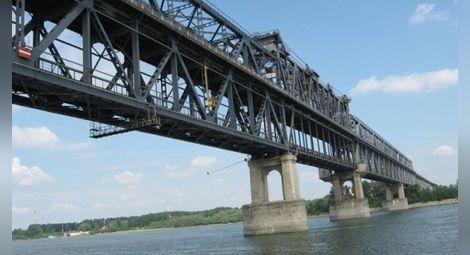 Фалшив сигнал за бомба от румънска страна спря за кратко движението по Дунав мост към България