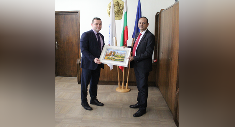 Дипломатът ще отнесе със себе си в посолството картина с изглед от Русе, която му дари кметът Пенчо Милков.   Снимка: Община Русе