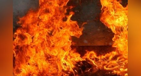 Полицаи извадиха от къща в пламъци възрастна жена