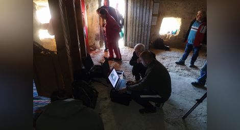 Екипът изследователи във вътрешността на скалната обител. Снимка: Фейсбук профил на Крепчански средновековен скален манастир