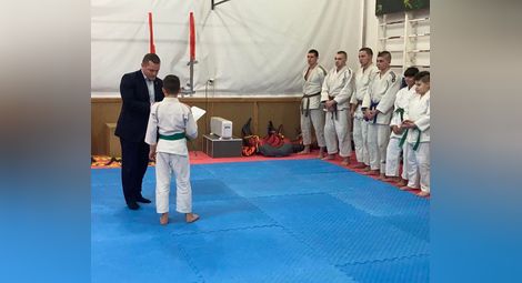 Кметът Пенчо Милков награди заслужили състезатели по джу-джицу