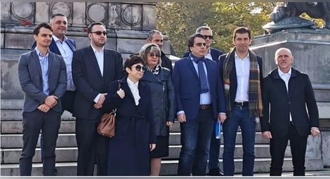 Кандидатите за депутати от "Продължаваме промяната" заедно Кирил Петков и Асен Василев по време на предизборната кампания.