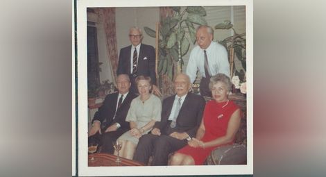 Алберт Искович (седналият с мустаците) с тримата си сина и двете дъщери през 70-те години на ХХ век. Наследникът Александър Искович е седнал отляво на баща си. 