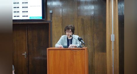 Д-р Теодора Константинова представя декларацията на сесията.           Снимка: ОбС Русе