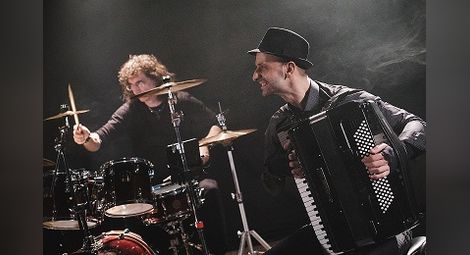 &bdquo;Вековна рапсодия&ldquo; или когато класиката прегърне прогресив рока..  Калоян Куманов събира Шопен и Бетовен, в компанията на Стунджи, Миро Турийски и Миро Иванов